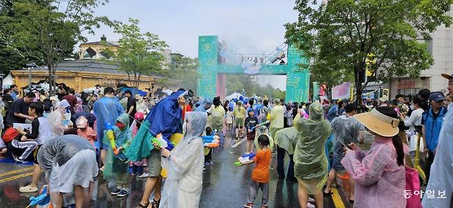 14일 끝난 대전 유성온천문화축제. 물총게임 이외 온천의 특성을 제대로 살리지 못했다는 지적을 받고 있다. 이기진 기자 doyoce@donga.com