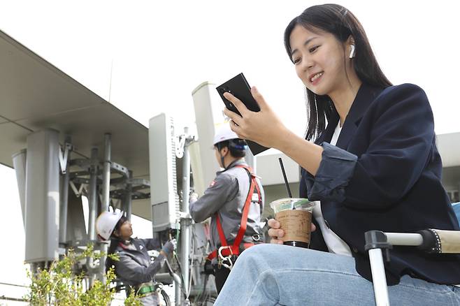 KT 모델이 5G 음성통화 VoNR를 테스트하는 모습.