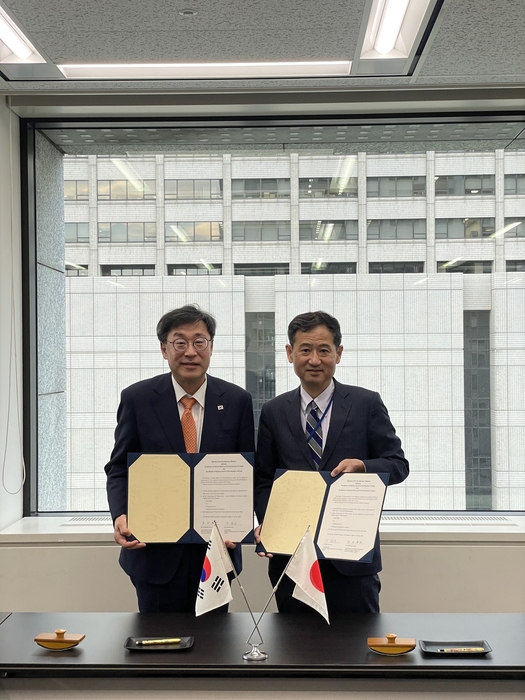 박윤규 과학기술정보통신부 제2차관(왼쪽)과 요시다 히로시 일본 총무성 총무심의관