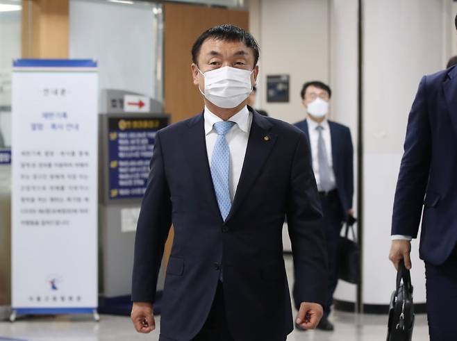 권오수 전 도이치모터스 회장이 30일 서울 서초구 서울고등법원에서 열린 항소심 첫 공판을 마친 뒤 법원을 나서고 있다. 도이치모터스 주가 조작 의혹으로 1심에서 징역형이 선고된 권 전 회장은 2심에서도 혐의를 부인했다. 재판부는 7월6일 다음 재판을 열어 항소 이유에 대한 각 피고인의 구체적인 구두변론을 듣고 검찰의 공소장 변경 신청 허가 여부 등을 결정할 방침이다. (사진=뉴스1)