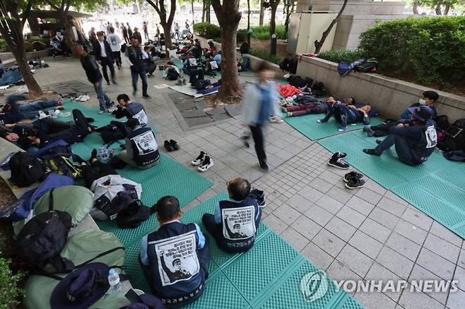 건설노조, 집회 후 서울 도심 노숙 (서울=연합뉴스) 서대연 기자 = 17일 오전 출근시간대 시민들이 서울 중구 청계광장에서 전날 밤 총파업 결의대회 후 노숙하고 있는 민주노총 건설노조원들을 지나치고 있다. 이날 건설노조를 포함한 민주노총은 오후 2시 숭례문 앞에 집결해 결의대회를 열고 삼각지역까지 행진할 예정이다. 2023.5.17 dwise@yna.co.kr (끝)