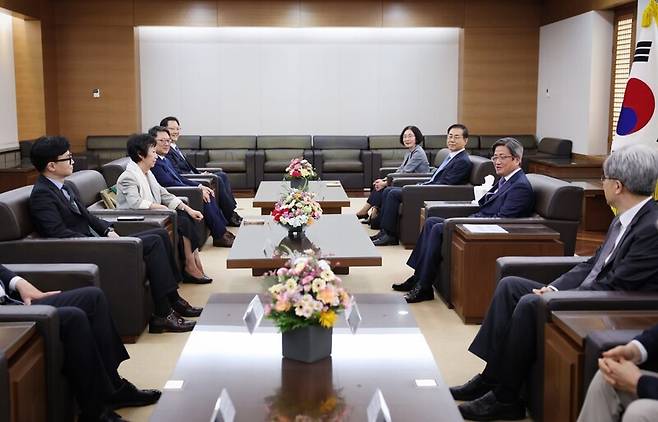 대법관후보추천위원회 위원들이 30일 오후 2시 서울 대법원 대회의실에서 이야기를 나누고 있다. 대법원 제공