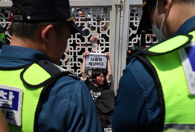 전세사기·깡통전세 피해자 전국 대책위원회와 문제해결을 위한 시민사회 대책위원회 관계자들이 23일 국회 앞에서 법안소위를 통과한 특별법안에 피해자 인정범위 확대와 최우선변제금도 받지 못하는 피해자들에 대한 보증금 회수 방안 포함 마련을 담은 `제대로 된 특별법 처리 촉구\' 서명을 국회에 전달하려다 경찰에 제지 당하자 앉아 있다. 강창광 선임기자 chang@hani.co.kr