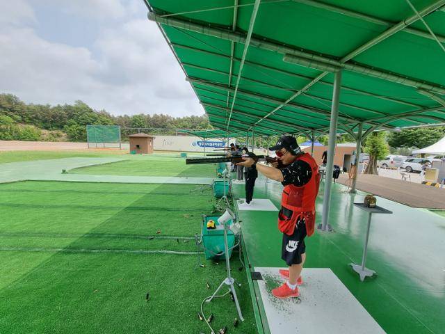 생활체육 사격대회에 출전한 동호인들이 21일 충북 청주종합사격장 사대에서 사격 자세를 취하고 있다. 청주=김지섭 기자