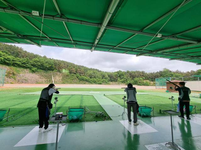 건강 유지에도 큰 도움이 되는 클레이 사격. 청주=김지섭 기자