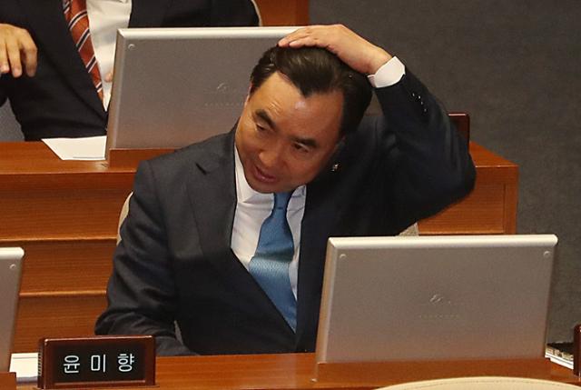 윤관석 무소속 의원이 30일 국회에서 열린 본회의에서 머리를 매만지고 있다. 국회사진기자단