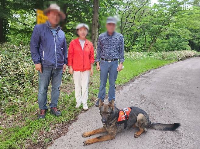 제주119 구조견 강호와 강호에게 구조된 오름등반객 3명.(사진, 제주자치도소방본부)