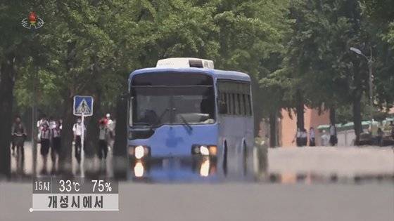조선중앙TV가 지난해 7월 4일 개성 지역의 폭염 상황을 보도하며 파란색 버스가 운행하는 장면을 내보냈다. 이 버스는 과거 개성공업지구지원재단이 북측 근로자들의 편의를 위해 제공했던 것으로 확인됐다. 연합뉴스
