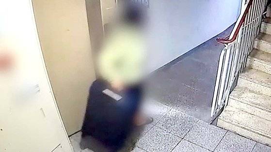 지난 26일 A씨가 자신의 집에서 빈 캐리어를 들고 나가고 있다. [사진 부산경찰청]