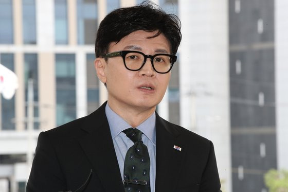 한동훈 법무부 장관이 30일 오후 서울 서초구 대법원에서 열린 대법관후보추천위원회 회의에 참석하기 전 한 장관의 개인정보 유출 의혹 관련 압수수색 등에 대한 취재진의 질문에 답하고 있다. 뉴스1