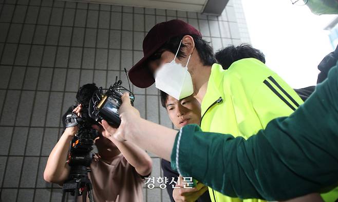 교제 폭력으로 경찰 조사를 받은 직후 연인을 살해한 혐의로 구속영장이 청구된 김모씨가 28일 영장실질심사를 받기 위해를 서울 양천구 서울남부지법으로 들어오고 있다. 권도현 기자
