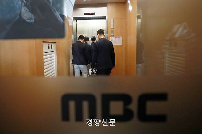 한동훈 법무부 장관 개인정보 유출 혐의 관련 MBC 압수수색에 나선 서울경찰청 반부패공공범죄수사대 수사관들이 30일 서울 마포구 MBC 사옥에서 관계자의 안내를 받아 이동하고 있다.