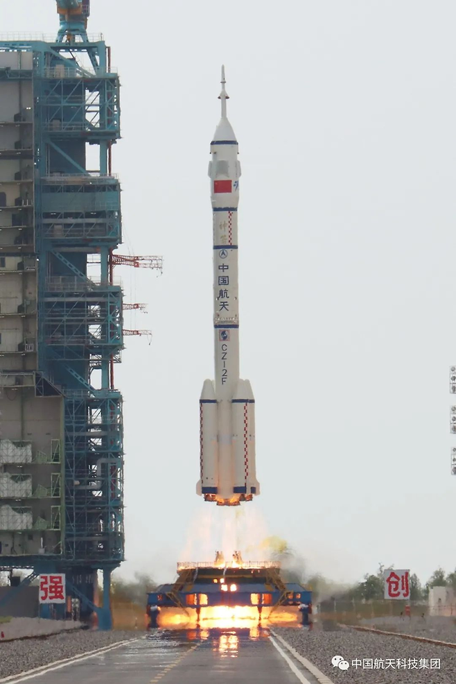 중국 국가항천국(CNSA)아 30일(현지시간) 간쑤성에 있는 주취안 위성발사센터에서 자국의 우주정거장인 ‘톈궁’을 향해 ‘창정 2호-F 야오’ 로켓을 쏘아 올렸다. CNSA 제공