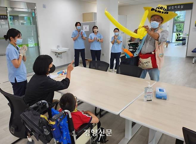 풍선아트 예술가인 김평원씨(51)가 30일 대전 공공어린이재활병원에서 환우에게 풍선아트를 선보이고 있다. 강정의 기자