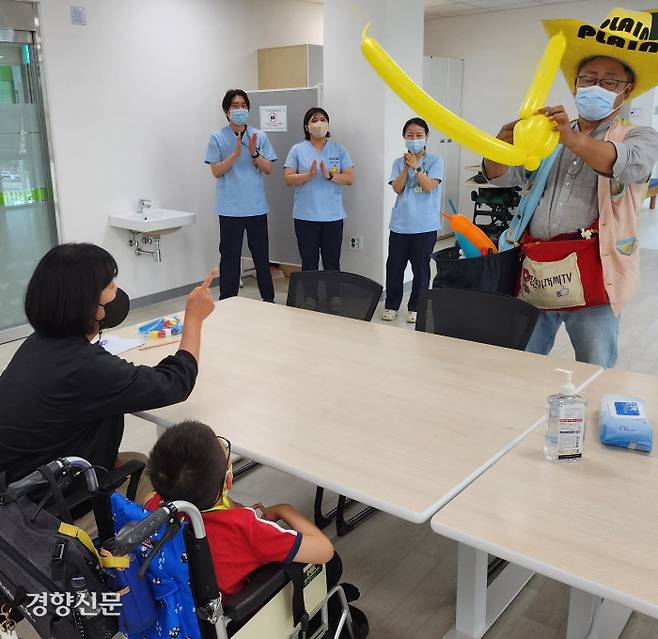 무엇이 완성될까 30일 문을 연 전국 첫 공공어린이재활병원인 ‘대전세종충남·넥슨후원 공공어린이재활병원’에서 풍선아트 작가(오른쪽)가 한 어린이 환자에게 풍선으로 작품을 만들어주고 있다. 강정의 기자 justice@kyunghyang.com
