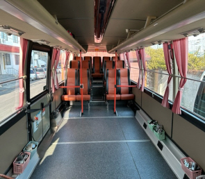다음 달부터 본격 운영되는 장애인 여행버스 ‘나래버스’ 내부. 휠체어를 태울 수 있도록 제작됐다. 부산시 제공