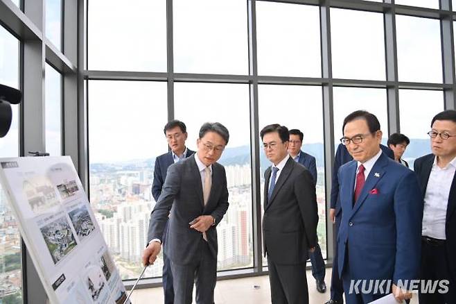 김태흠 충남지사가 국가산업단지 후보지로 선정된 천안 종축장 부지를 찾아 브리핑을 받고 있다.