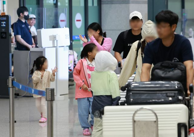 태풍 '마와르' 영향으로 괌에 고립됐던 한국 관광객들이 괌 국제공항 운영 재개로 29일 오후 인천국제공항 제1여객터미널 입국장을 통해 귀국하고 있다. 연합뉴스