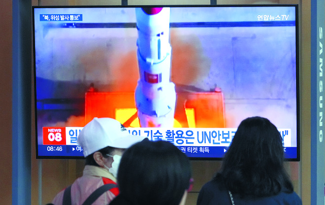 북한 첫 군사정찰위성 발사 계획을 통보한 29일 서울역 대합실에 설치된 TV를 통해 관련 뉴스가 방영되고 있다. 북한이 통보한 발사 시점은 31일 0시부터 6월 11일 0시 사이다. 연합뉴스