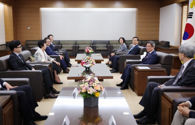 김명수 대법원장이 30일 서울 서초구 대법원에서 열린 대법관후보추천위원회 회의에 앞서 추천 위원들을 접견하고 있다. 법원행정처 제공