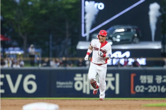 승리에 쐐기를 박는 홈런을 날린 베테랑 최형우가 의기양양하게 베이스를 돌고 있다.[KIA타이거즈]