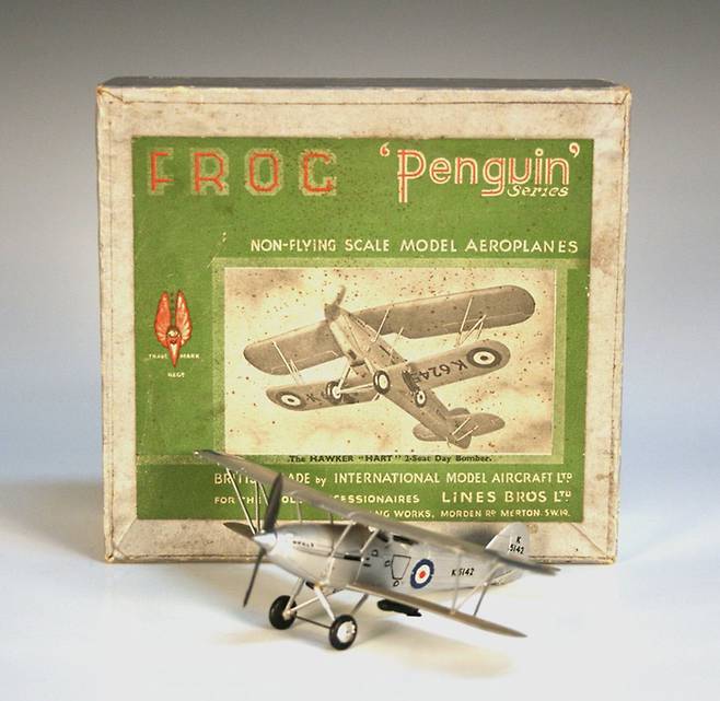 영국의 IMA사의 ‘Frog’라는 모형 브랜드에서 출시한 “Penguin” 시리즈 
(사진 출처 : Wikipedia)