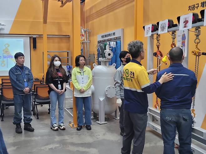 안전교육도 실시간 통역 제공 울산 HD현대중공업 통합안전교육센터에서 태국·베트남 등에서 온 외국인 노동자들이 안전과 관련한 기기 사용법을 배우고 있다. 현대중공업은 교육 현장에 통역요원(왼쪽 셋째)을 배치해 신입 근로자들의 이해도를 높이고 있다.  HD현대중공업