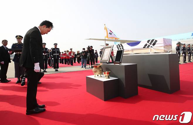 (인천공항=뉴스1) 공항사진기자단 = 박민식 국가보훈처장이 10일 오전 인천국제공항 제2터미널 주기장에서 열린 황기환 애국지사 유해 영접행사에서 묵념하고 있다.   드라마 '미스터 션샤인'의 주인공 '유진 초이'의 실제 모델로 알려진 황 지사는 대한민국임시정부 외교관으로서 일제강점기 국외에서 활동하다 미국 땅에서 숨을 거뒀다. 2023.4.10/뉴스1  Copyright (C) 뉴스1. All rights reserved. 무단 전재 및 재배포 금지.