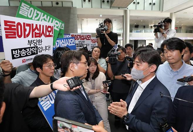 경찰이 한동훈 법무부 장관의 개인정보가 담긴 문건 유출 과정에 MBC 기자가 관여한 것으로 의심하고 해당 기자와 MBC, 국회사무처에 대한 압수수색에 나섰다. 경찰은 MBC 본사로 찾아왔지만 언론노조 등에 막혀 현관에서 대치 중이다. 사진은 30일 오후 서울 마포구 상암MBC에서 언론노조와 대치중인 경찰. /사진=뉴시스