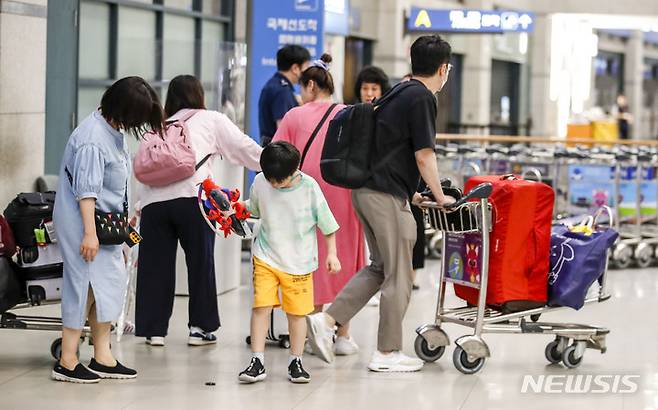 [인천공항=뉴시스] 정병혁 기자 = 29일 오후 인천국제공항 제1여객터미널 입국장에서 태풍 '마와르' 여파로 폐쇄됐던 괌 국제공항에 발 묶였던 여행객들이 귀국하고 있다. 2023.05.29. jhope@newsis.com