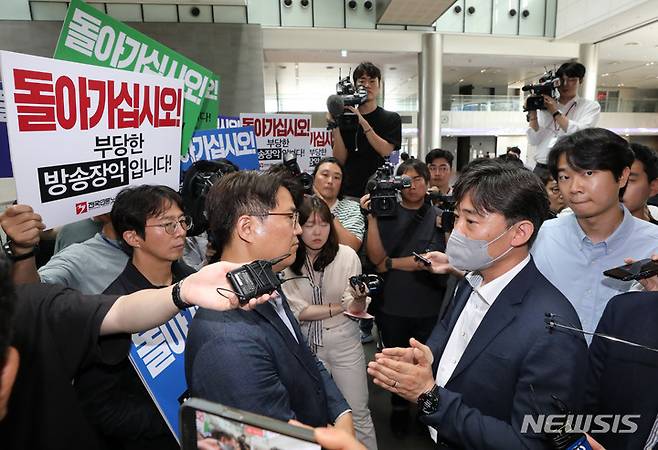 [서울=뉴시스] 권창회 기자 = 경찰이 한동훈 법무부 장관의 개인정보가 담긴 문건 유출 과정에 MBC 기자가 관여한 것으로 의심하고 해당 기자와 MBC, 국회사무처에 대한 압수수색에 나섰다. 경찰은 MBC 본사로 찾아왔지만 언론노조 등에 막혀 현관에서 대치 중이다. 사진은 30일 오후 서울 마포구 상암MBC에서 언론노조와 대치중인 경찰. 2023.05.30. kch0523@newsis.com