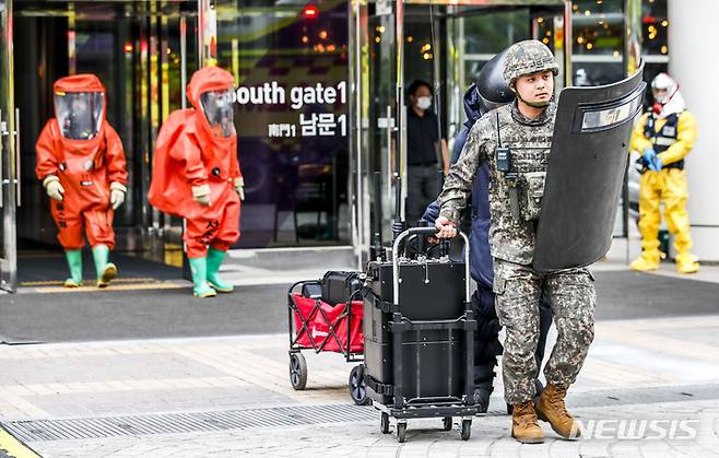 [서울=뉴시스] 정병혁 기자 = 30일 오후 서울 강남구 무역센터 소방도로에서 강남구청, 소방, 경찰, 군 등 유관기관 관계자들이 합동으로 2023년 재난대비 안전강남 긴급구조 종합훈련을 하고 있다. 2023.05.30. jhope@newsis.com