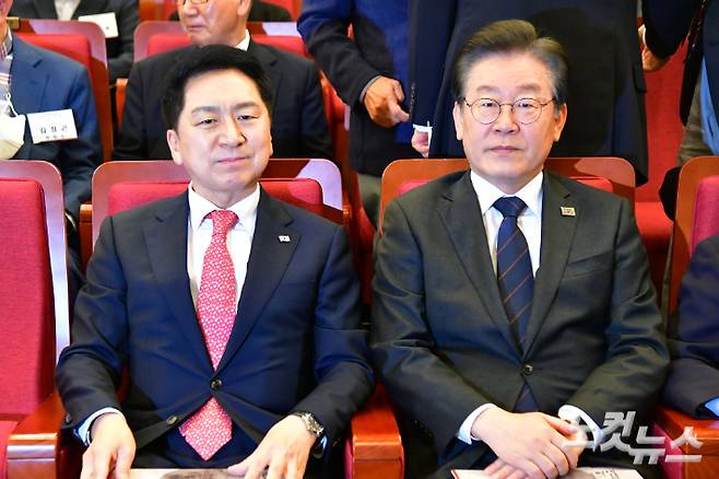 국민의힘 김기현 대표와 더불어민주당 이재명 대표가 22일 서울 여의도 국회도서관 대강당에서 열린 '민주화추진협의회 결성 39주년 기념식'에 참석하고 있다. 윤창원 기자