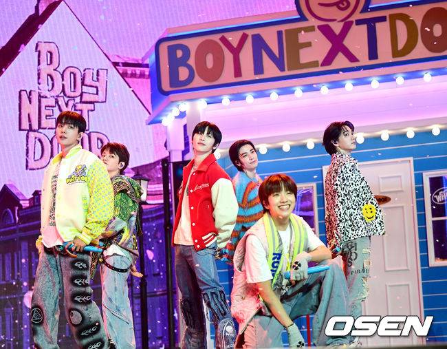 [OSEN=최규한 기자] 보이넥스트도어(BOYNEXTDOOR)가 30일 오후 서울 한남동 블루스퀘어 마스터카드홀에서 데뷔 싱글 ‘WHO!’ 쇼케이스를 가졌다.보이넥스트도어(BOYNEXTDOOR) 멤버들이 무대를 펼치고 있다. 2023.05.30 / dreamer@osen.co.kr