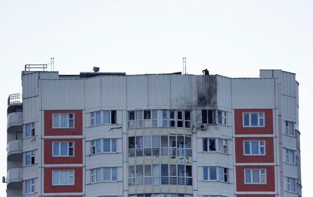 ▲러시아 국방부는 30일(현지시각) 수도 모스크바가 무인기(드론) 공격을 받았다고 밝혔다. 사진은 무인기 공격으로 파손된 것으로 보이는 건물의 모습. ⓒ로이터=연합뉴스