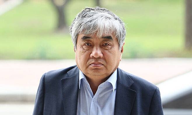 종합편성채널 재승인 심사점수 조작 혐의로 기소돼 면직 위기에 놓인 한상혁 방송통신위원장이 30일 오전 과천 방송통신위원회로 출근하고 있다. 연합뉴스