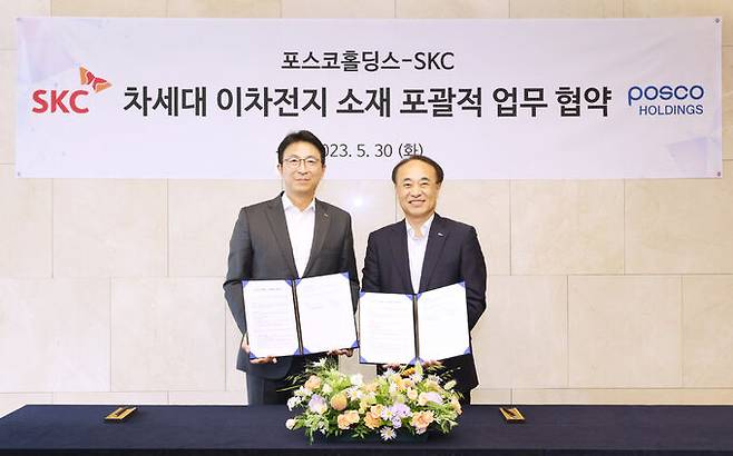 포스코그룹과 SKC가 30일 서울 종로구 SKC 본사에서 차세대 이차전지소재 사업의 포괄적 협력을 위한 업무협약’을 체결한 뒤 기념 촬영을 하고 있다. (왼쪽부터 박원철 SKC 사장, 유병옥 포스코홀딩스 친환경미래소재총괄 부사장). 포스코그룹 제공