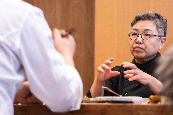 호반그룹 레저계열사 컨설팅을 맡은‘한식의 대모’조희숙 셰프가 호반호텔앤리조트 호텔 관계자와 이야기를 나누고 있다.