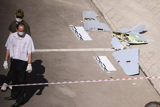 지난 30일 모스크바의 한 건물 주변에 추락한 드론의 모습. TASS 연합뉴스