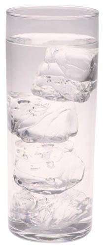 더위를 식히기 위해 너무 찬물을 마시면 내장기관의 체온이 떨어지면서 소화불량과 복통 등이 발생할 수 있다. / 경향신문 자료사진