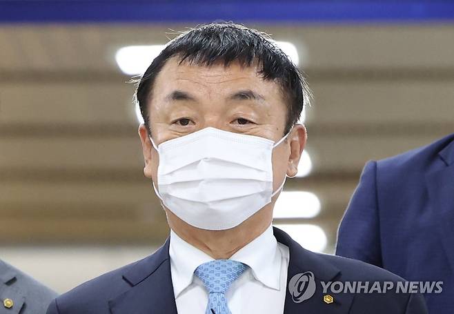 법정 향하는 권오수 전 회장 (서울=연합뉴스) 이지은 기자 = 도이치모터스 '주가 조작' 의혹 사건으로 1심에서 징역형이 선고된 권오수 전 회장이 30일 오전 서울 서초구 서울고등법원에서 열린 2심 첫 공판에 출석하기 위해 법정으로 향하고 있다. 2023.5.30 jieunlee@yna.co.kr