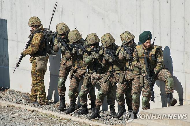 지난 2월 말 일본서 육상자위대와 훈련하는 인도 육군  [UPI 연합뉴스 자료사진. 재판매 및 DB 금지]