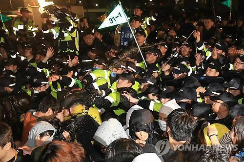 캡사이신 뿌리는 경찰 [연합뉴스 자료사진]