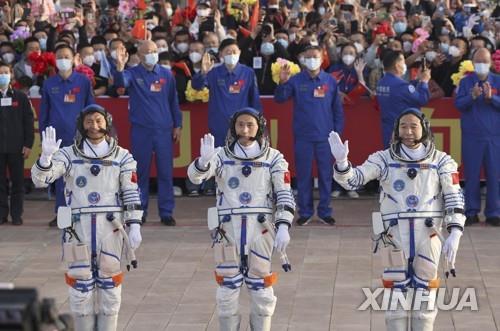 선저우 16호 우주비행사 징하이펑(우), 주양주(가운데), 구이하이차오(좌) (신화=연합뉴스)
