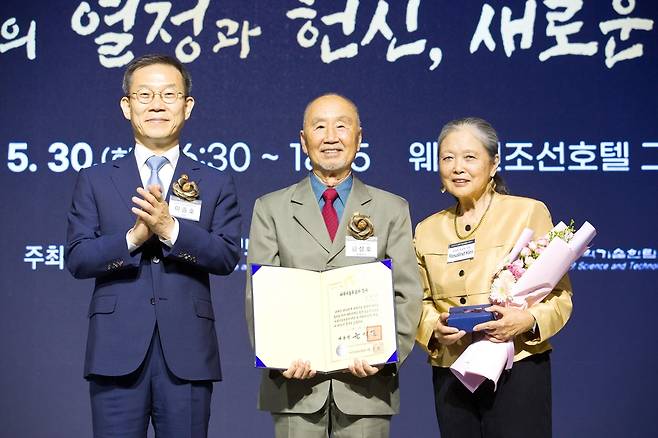 과학기술유공자 증서 받는 김성호 버클리 캘리포니아대 명예교수(가운데) [과기정통부 제공. 재판매 및 DB 금지]