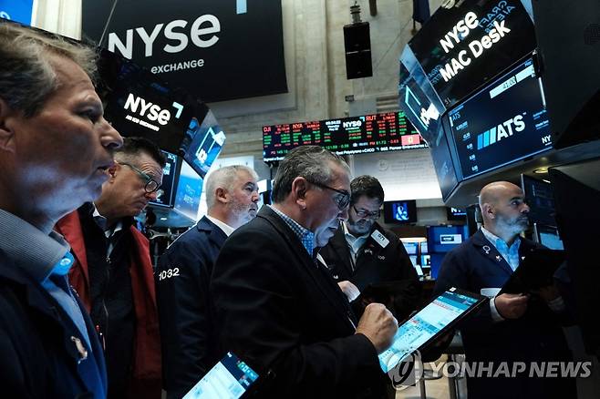 NYSE 입회장에 있는 트레이더들의 모습 [연합뉴스 자료사진]