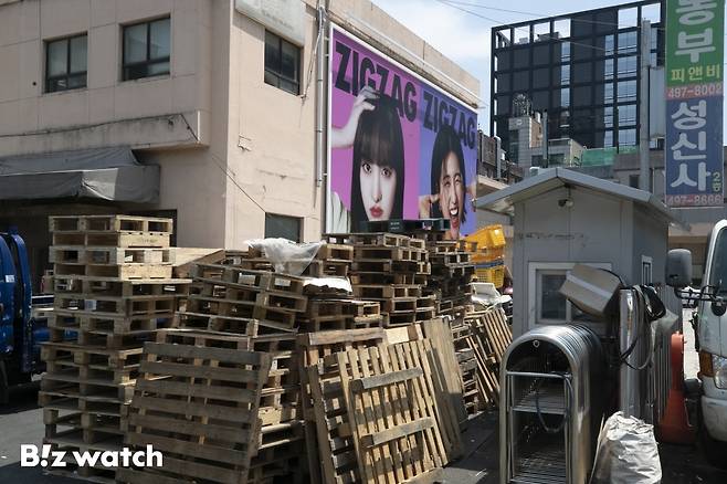 'MZ 핫플'로 알려진 서울 성수 상업시설(상가)의 평균 매매가가 서울 전체 평균의 최대 2배에 육박하는 것으로 나타났다. 사진은 31일 성수동 모습./사진=이명근 기자 qwe123@