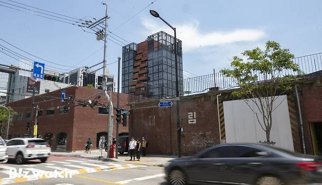 'MZ 핫플'로 알려진 서울 성수 상업시설(상가)의 평균 매매가가 서울 전체 평균의 최대 2배에 육박하는 것으로 나타났다. 사진은 31일 성수동 모습./사진=이명근 기자 qwe123@