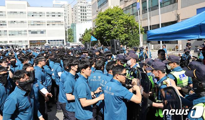 서울경찰청 기동대 대원들이 25일 서울 중구 서울경찰청 기동본부에서 불법 집회 대응 훈련을 하고 있다. (경찰청 제공) 2023.5.25/뉴스1