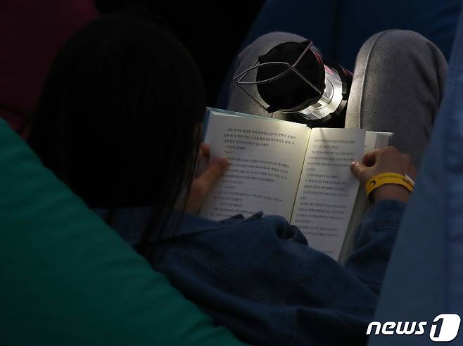 서울 광화문광장에 마련된 야외도서관 '광화문 책마당'을 찾은 시민이 책을 읽고 있다. /뉴스1 ⓒ News1 구윤성 기자